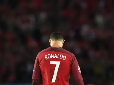 Cristiano Ronaldo gagal mencetak gol melalui titik putih saat Portugal bermain imbang 0-0 kontra Austria pada laga kedua Grup F Piala Eropa 2016di Parc des Princes, Minggu (19/6/2016) dini hari WIB. (AFP/Francisco Leong)