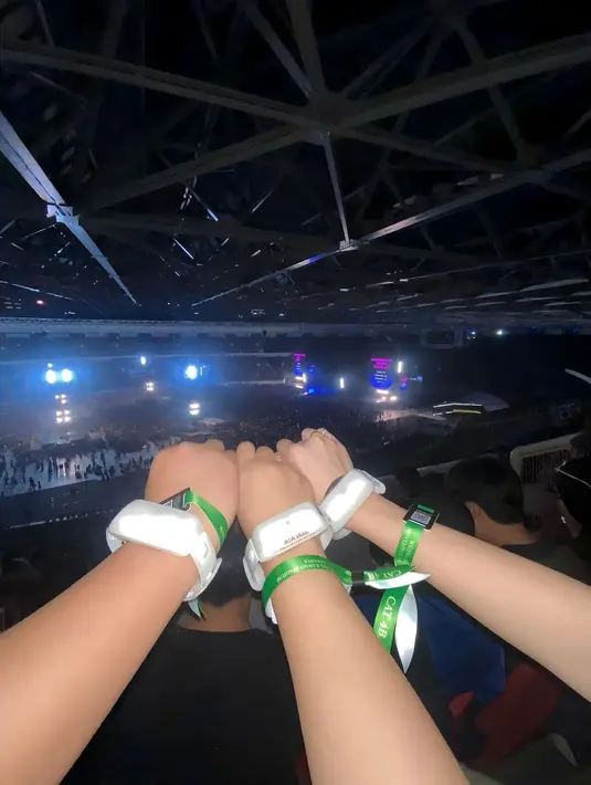 Momen pamer gelang jadi hal wajib saat berada di konser, terutama Coldplay. Band asal Inggris itu baru kali pertama datang ke Indonesia. [Instagram.com/ayutingting92]