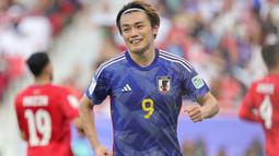 Striker Timnas Jepang berusia 25 tahun yang kini tengah menjalani musim pertama bersama klub Eredivisie, Feyenoord ini juga menempati posisi ketiga top skor Piala Asia 2023 dengan koleksi 4 gol. Jepang sendiri harus tersingkir di babak perempatfinal setelah kalah 1-2 dari Iran. (AFP/Giuseppe Cacace)