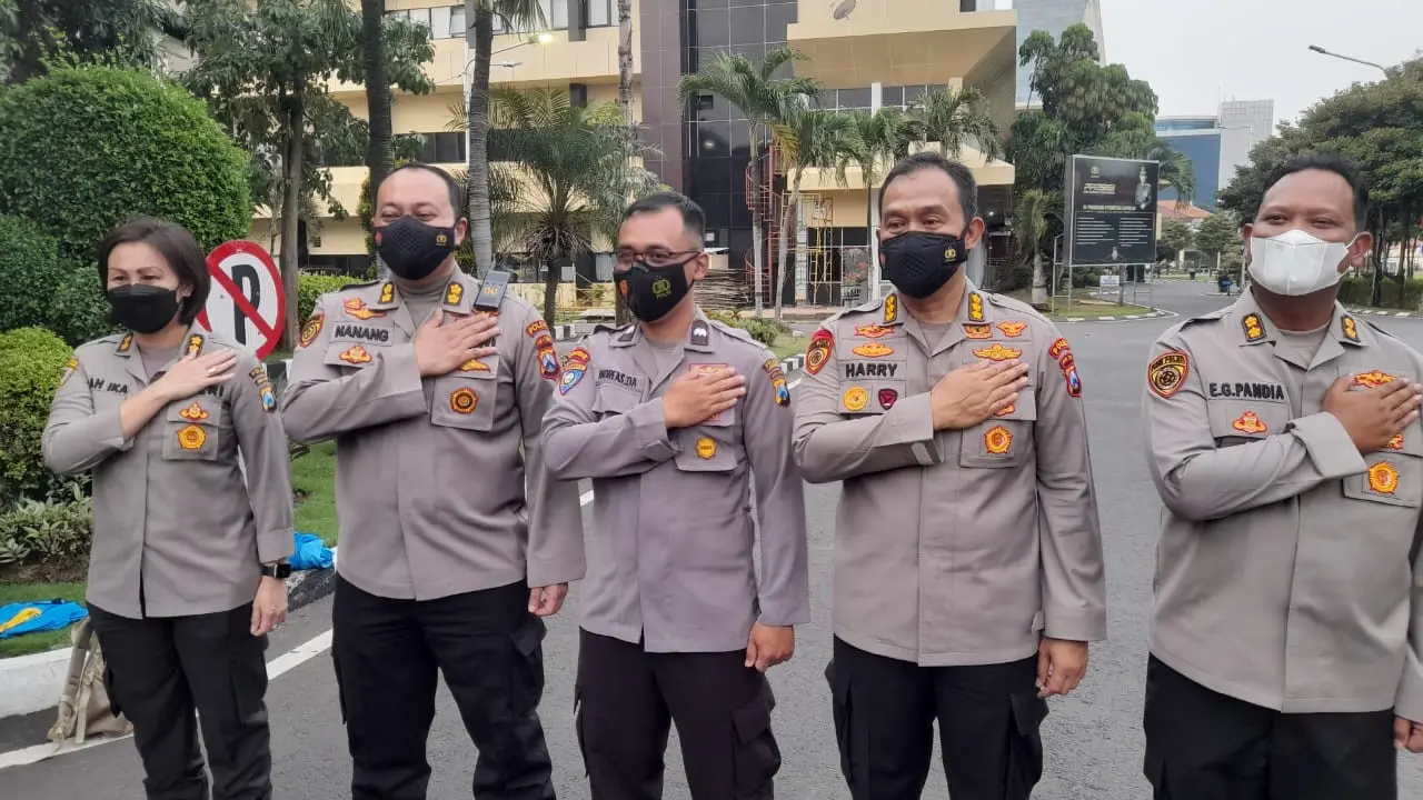 Aipda Andreas Dwi Anggoro (tengah) mendapat penghargaan dari Kapolri. (Dian Kurniawan/Liputan6.com)