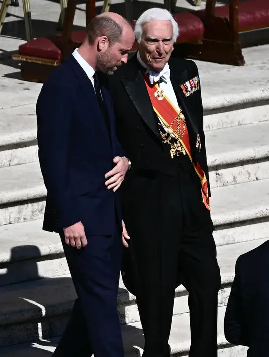 Pangeran William dari Inggris (kiri) tiba menjelang upacara pemakaman mendiang Paus Fransiskus di Lapangan Santo Petrus di Vatikan pada 26 April 2025. (Filippo MONTEFORTE/AFP)