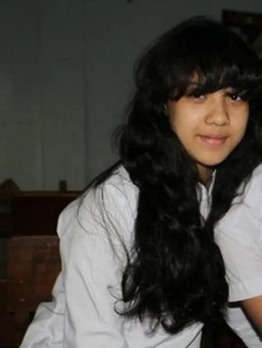 Aura bintang sudah terlihat dari Anya remaja. Rambut berponi disertai penampilannya dengan tubuh ideal menjadi modal berharga Anya masuk dunia hiburan. Foto lawas pemilik tinggi 177 cm ini pun banjir like dan komentar dari netizen. (Liputan6.com/IG/anyageraldine)