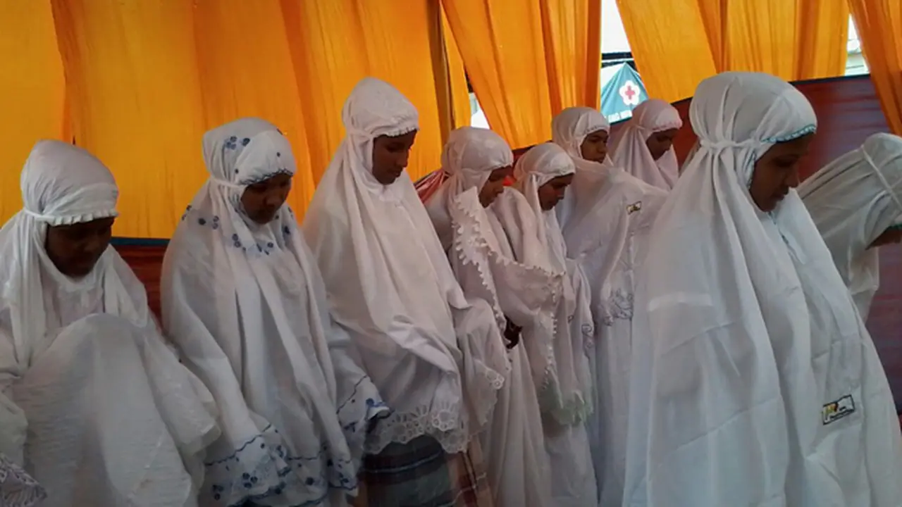 YMN Salurkan 100 Mukena untuk Pengungsi Rohingya