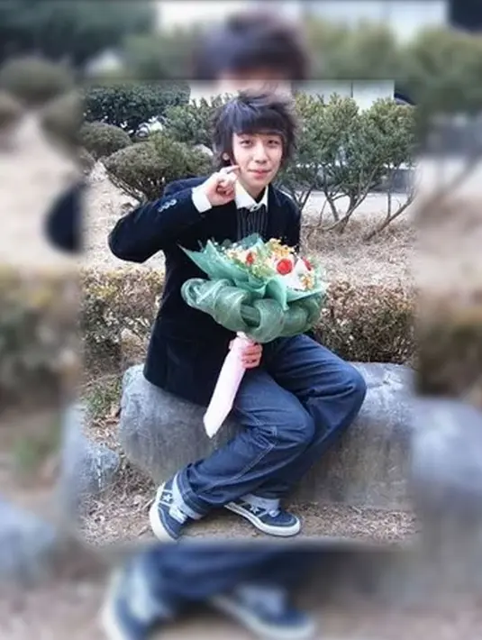 Hayo tebak, kira-kira ini foto siapa? Ini adalah foto Seungri saat masih muda. Tampan tidak Seungri dengan model rambut seperti itu? (Foto: koreaboo.com)