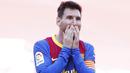 Striker Barcelona, Lionel Messi, tampak kecewa usai gagal menaklukkan Atletico Madrid pada laga Liga Spanyol di Stadion Camp Nou, Sabtu (8/5/2021). Kedua tim bermain imbang 0-0. (AP Photo/Joan Monfort)