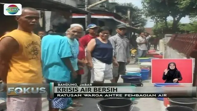Krisis air bersih, warga Bandung menyambut gembira pembagian air oleh PDAM Kota Bandung.