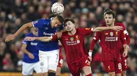 Pemain Liverpool, Neco Williams, duel udara dengan pemain Everton, Richarlison, pada laga Piala FA di Stadion Anfield, Minggu (5/1/2020). Liverpool menang 1-0 atas Everton. (AP/Jon Super)