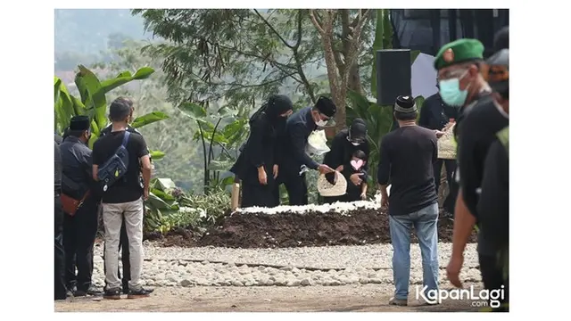 6 Momen Ridwan Kamil dan Atalia Praratya Tabur Bunga di Pusara Eril, Penuh Haru