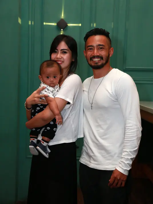 Pemeran Yama Carlos dan Arfita Dwi Putri kembali tinggal satu rumah. Pasangan yang sempat kisruh terkait rumah tangganya itu kini kembali harmonis. Banyak hikmah yang bisa diambil dari perselisihan tersebut. (Nurwahyunan/Bintang.com)