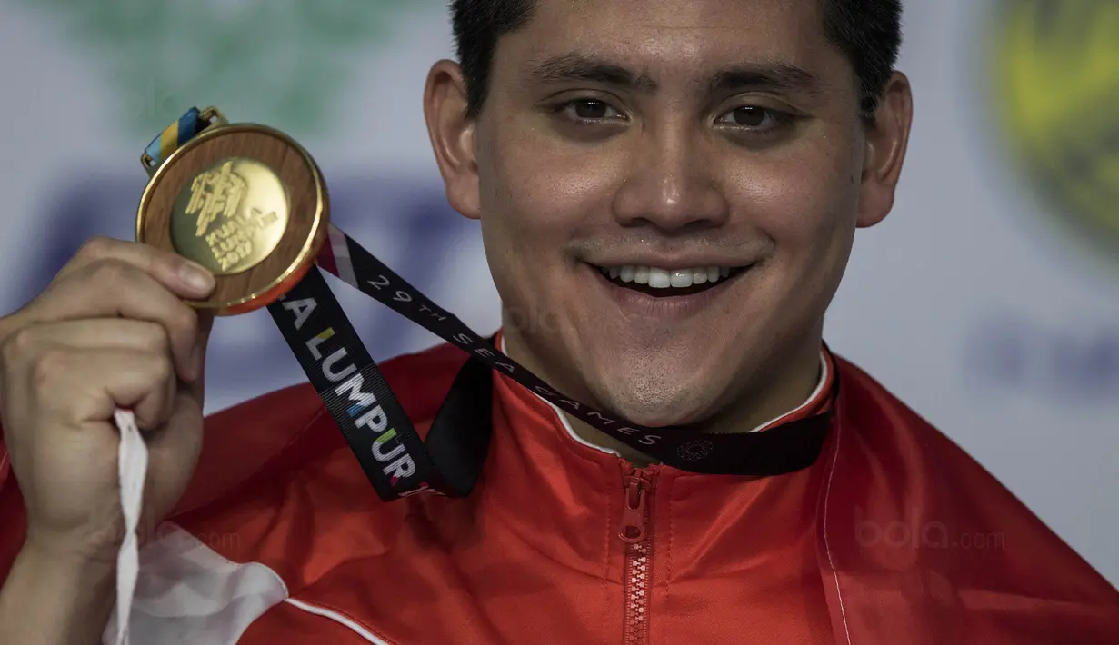 Perenang Singapura, Joseph Schooling, meraih emas SEA Games cabang renang nomor 200 meter kupu-kupu di National Aquatic Stadium, Kuala Lumpur, Rabu (23/8/2017). Schooling meraih emas dengan catatan waktu 51,38 detik. (Bola.com/Vitalis Yogi Trisna)