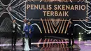 Produser di film Ngenest, Chand Parwez  saat menggantikan Ernest Prakasa yang tak bisa hadir untuk menerima penghargaan Penulis Skenario Terbaik di ajang Indonesia Box Office Movie Awards (IBOMA) 2016, Jakarta, Kamis (17/3). (Liputan6.com/Helmi Afandi)