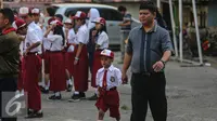 Orang tua saat mengantar anaknya ke sekolah di SD Pasar Baru 05, Jakarta, Senin (27/7/2015). Usai libur panjang Idul Fitri para siswa kembali beraktivitas mengikuti pelajaran di sekolah untuk tahun ajaran 2015-2016. (Liputan6.com/Faizal Fanani) 