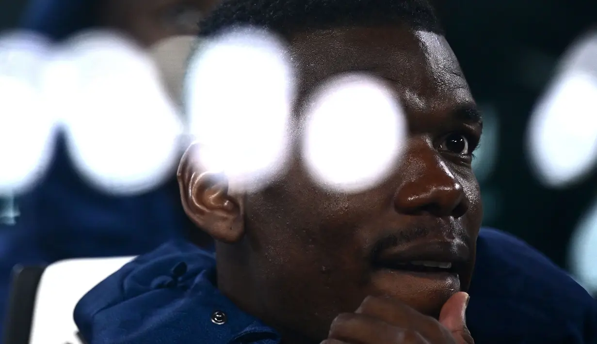 Pemain Juventus, Paul Pogba terlihat duduk di bangku cadangan pada laga lanjutan Liga Italia 2022/2023 melawan Torino yang berlangsung di Allianz Stadium, 28 Februari 2023. (AFP/Marco Bertorello)