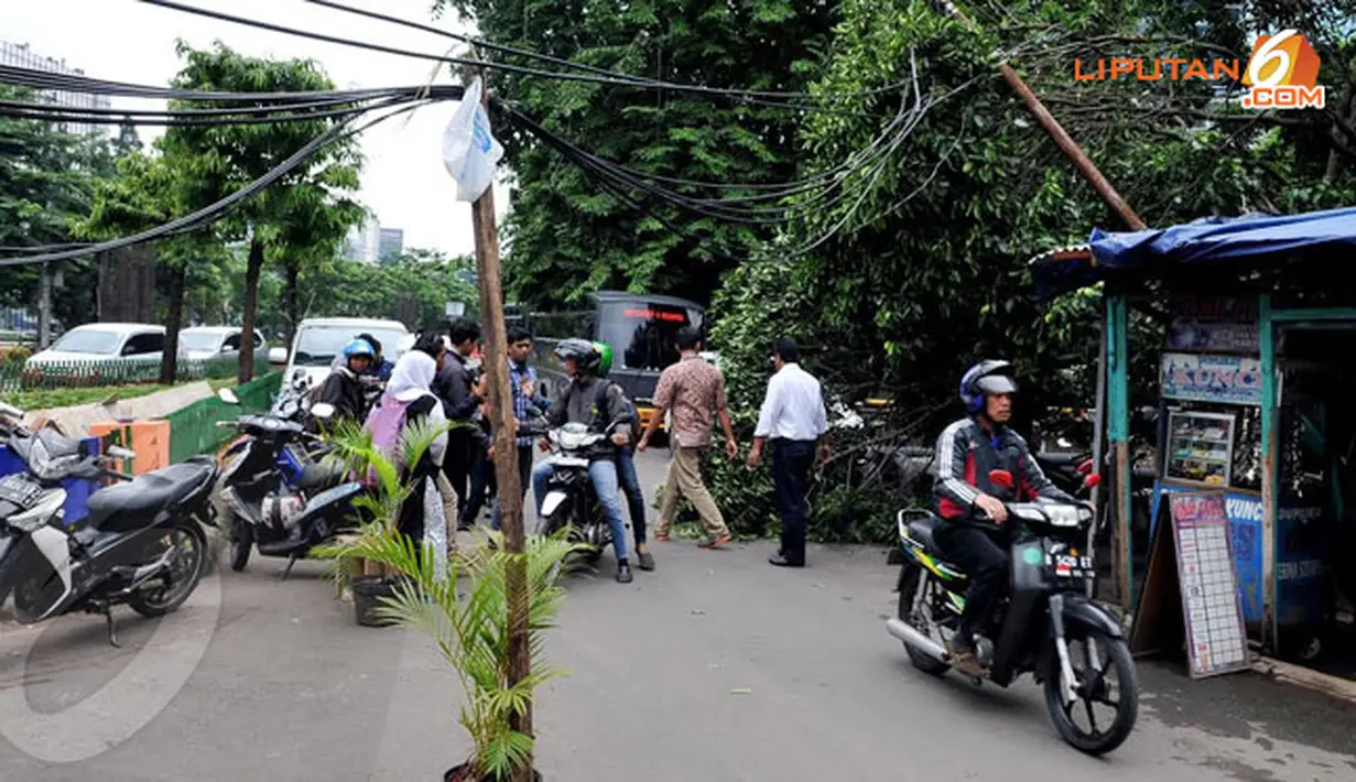 Untuk menghindari hal yang tidak diinginkan masyarakat setempat menyangga kabel dengan kayu (Liputan6.com/Johan Tallo)