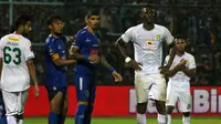 Striker Persebaya, Amido Balde, dikawal pemain Arema dalam leg kedua final Piala Presiden di Stadion Kanjuruhan, Malang (12/4/2019). (Bola.com/Aditya Wany)