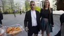 Walikota London terpilih Sadiq Khan ditawarkan roti saat ia tiba untuk hari pertamanya bekerja di Balai Kota di London, Inggris Pria 45 tahun ini merupakan Wali Kota Muslim Pertama di London dan kedua di Eropa. (REUTERS / Hannah McKay)