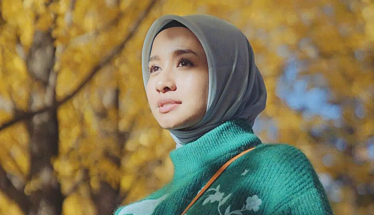 Penampilan merupakan salah satu hal penting bagi seorang wanita. Makeup adalah salah satu penunjang penting untuk penampilan. Namun hal tersebut seakan tak berlaku untuk Laudya Cynthia Bella. (Foto: instagram.com/laudyacynthiabella)