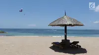 Turis menikmati permainan Parasailing di pantai Nusa Dua Bali, Rabu (10/10). Penyelenggaraan IMF - Bank Dunia Bali 2018 diharapkan dapat memberi imbas lebih baik di Indonesia khususnya sektor pariwisata. (Liputan6.com/Angga Yuniar)