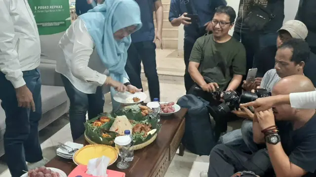 Repnas menyelenggarakan potong tumpeng syukuran kemenangan Jokowi-Ma'ruf.