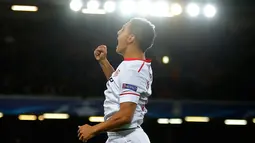 Pemain Sevilla, Wissam Ben Yedder berselebrasi setelah mencetal gol ke gawang Liverpool dalam laga Grup E Liga Champions di Stadion Anfield, Rabu (13/9). Sevilla berhasil menahan imbang Liverpool dengan skor 2-2. (AP Photo/Frank Augstein)