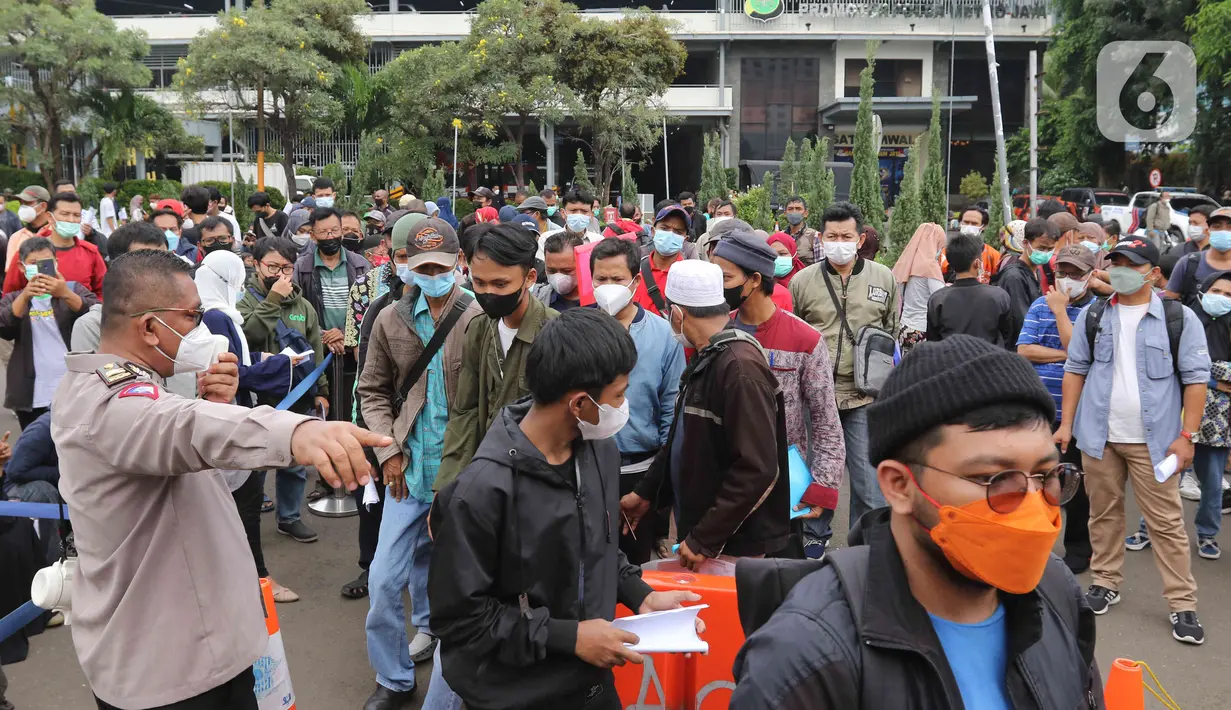 <p>Petugas mengarahkan calon pemudik yang antre untuk mendaftar mudik gratis Lebaran 2022 di Gedung Balai Pertemuan Metro Jaya (BPMJ), Jakarta Selatan, Sabtu (23/4/2022). Polda Metro Jaya membuka program mudik gratis Lebaran 2022 untuk masyarakat. Pendaftaran mudik gratis ini dibuka hingga 24 April 2022 mendatang pukul 12.00. (Liputan6.com/Herman Zakharia)</p>