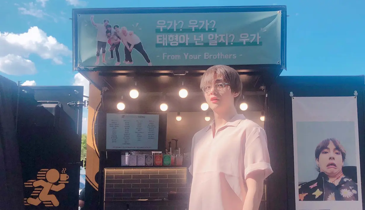Bulan Juni lalu, Park Seo Joon dan Choi Woo Shik juga menunjukkan dukungan mereka kepada V dengan mengirim foodtruck ke fan meet BTS di Seoul. (Liputan6.com/Twitter/@BTS_twt)