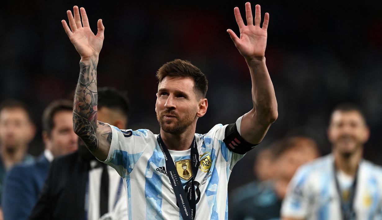 Lionel Messi. Sayap kanan Argentina berusia 35 tahun yang sejak awal musim 2021/2022 berseragam PSG ini sejatinya memiliki 3 opsi untuk memperkuat timnas, yaitu Argentina, Spanyol dan Italia. Argentina merupakan tempat kelahirannya, Spanyol merupakan tempatnya menghabiskan masa kecilnya, sementara Italia merupakan garis keturunan sang kakek. Timnas Italia justru tak sekalipun melayangkan tawaran, namun Timnas Spanyol sempat beberapa kali membujuknya yang akhirnya ditolaknya. Pada 17 Agustus 2005 ia akhirnya melakukan debut bersama Timnas Argentina dan hingga kini total telah mengoleksi 162 caps dengan torehan 86 gol dan 51 assist. (AFP/Glyn Kirk)