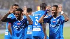 Pemain Al Hilal, Neymar (kanan) melakukan selebrasi setelah mencetak assist untuk gol yang dilesatkan oleh Malcom (kedua kiri) pada laga lanjutan Liga Arab Saudi melawan Al Riyadh di Prince Faisal Bin Fahd Stadium, Riyadh, 16 September 2023 dini hari WIB. Laga tersebut merupakan debut Neymar di Al Hilal. (AFP/Fayez Nureldine)