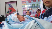 Ibu bayi yang dibuang ke tempat sampah dan dikunci itu mengalami pendarahan hebat dan kini dirawat di rumah sakit. (Liputan6.com/Panji Prayitno)