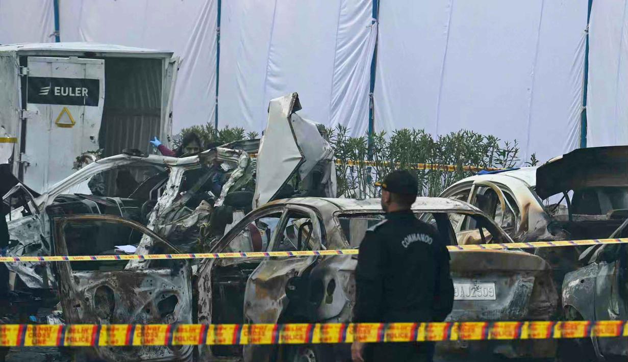 Tim forensik telah dikerahkan, dan bagian-bagian dari kendaraan yang hancur telah dikirim ke laboratorium untuk dianalisis. Tampak dalam foto, sejumlah ahli forensik melakukan penyelidikan di lokasi ledakan setelah terjadi ledakan di dekat Red Fort di kawasan tua Delhi pada 11 November 2025. (Arun SANKAR/AFP)