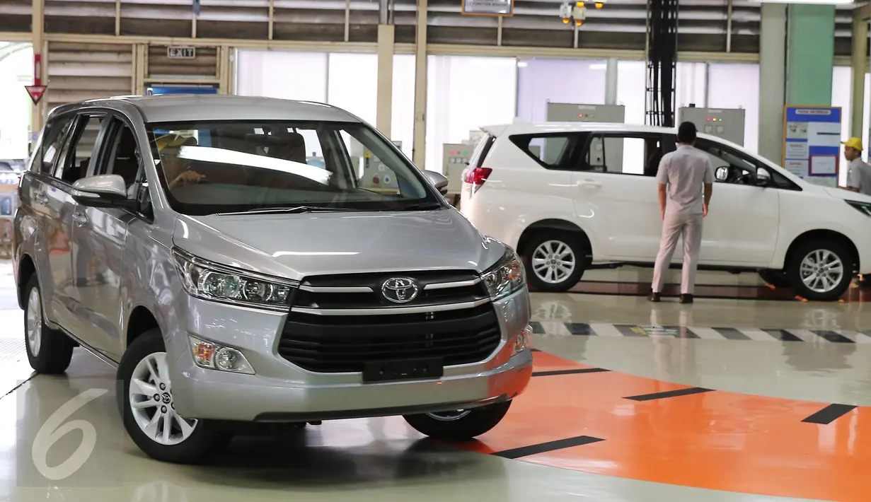 Foto yang diambil pada 16 November 2015 memperlihatkan pekerja mengendarai mobil All News Kijang Innova di Pabrik TMMIN Karawang. Mobil baru tersebut akan memberi warna baru pada perkembangan pasar MPV dalam negeri. (Liputan6.com/Angga Yuniar)