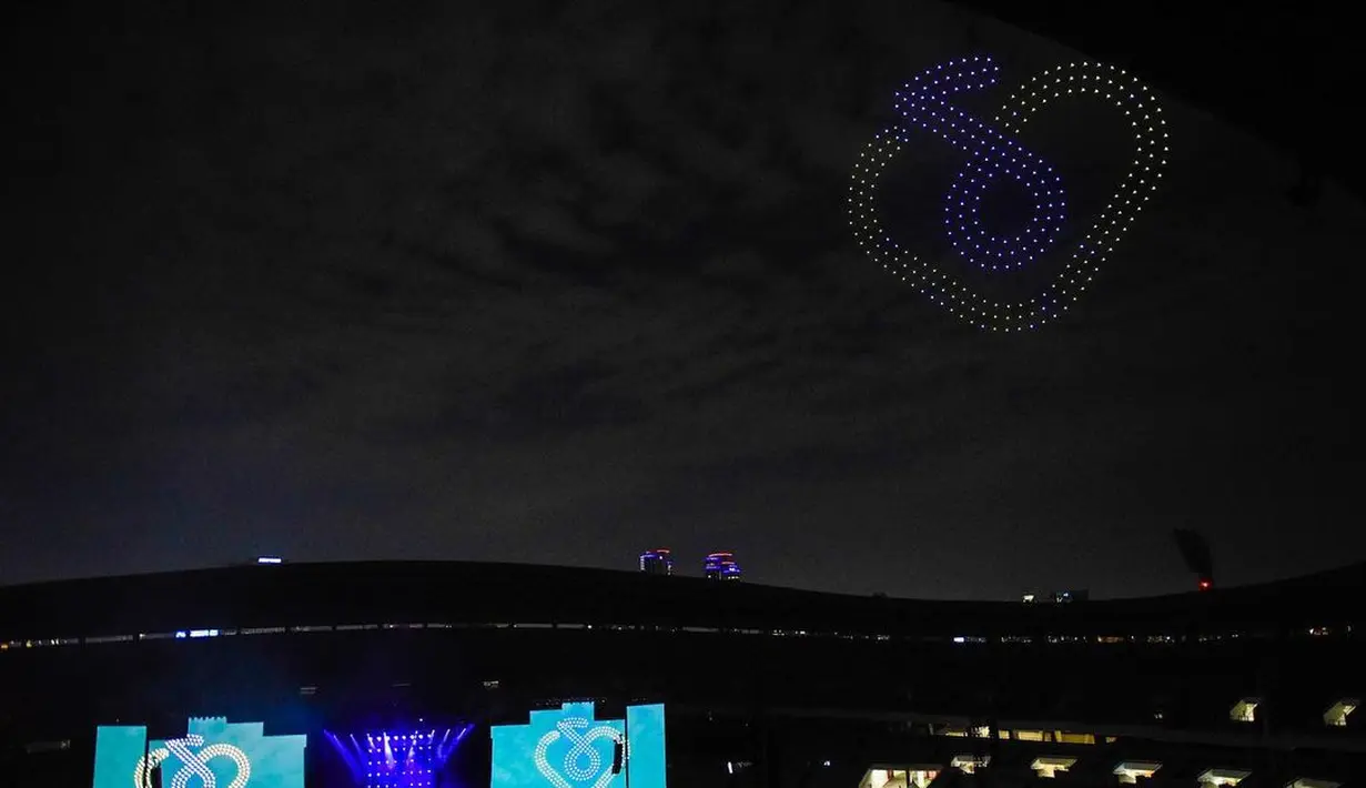 Konfigurasi cahaya lampu yang ditembakkan di langit malam yang gulita begitu memanjakan mata puluhan ribu penonton seisi stadium. (Foto: Instagram/ dlwlrma)