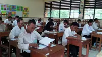 Ratusan peserta mengikuti Ujian Nasional (UN) Paket A atau setara Sekolah Dasar (SD) yang diselenggarakan Suku Dinas Pendidikan Wilayah (Liputan6.com/Nafiysul Qodar)