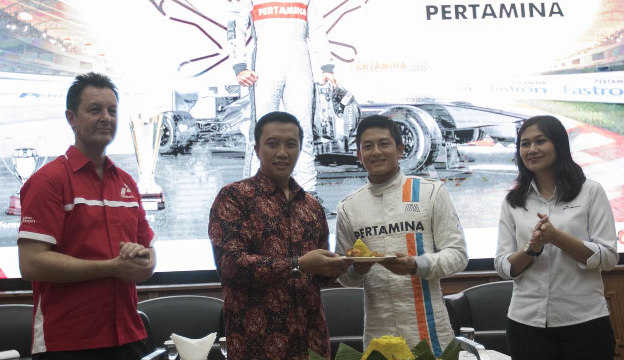Rio Haryanto dan Menpora, Imam Nahrawi melakukan pemotongan tumpeng sebagai bentuk syukur jelang balap perdana F1. (Bola.com/Vitalis Yogi Trisna)