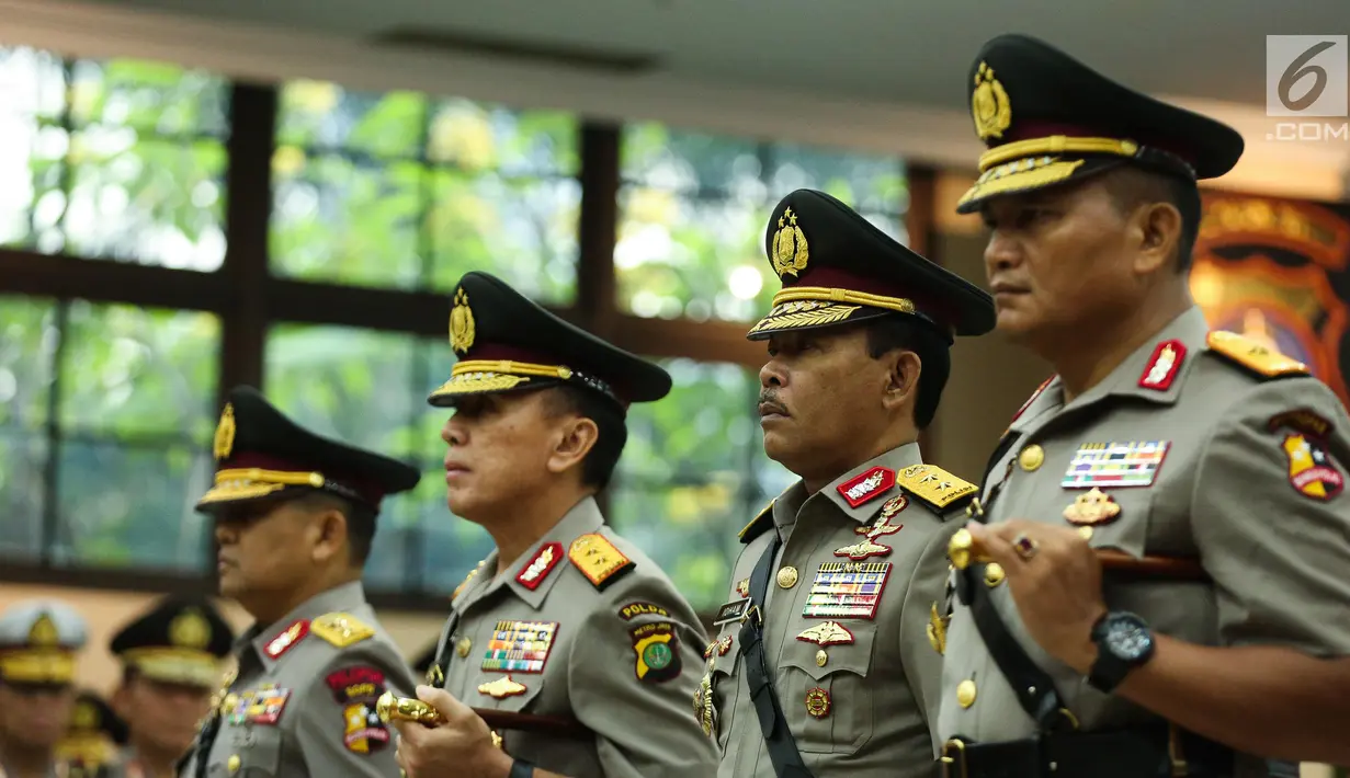 Irjen Idham Azis dan Irjen Mochamad Iriawan dalam acara serah terima jabatan (sertijab) di Rupatama Mabes Polri, Rabu (26/7). Jabatan Kapolda Metro Jaya resmi berpindah dari Irjen Mochamad Iriawan ke Irjen Idham Azis. (Liputan6.com/Faizal Fanani)