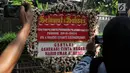 Orang-orang mengambil gambar karangan bunga selamat kepada capres nomor urut 02 Prabowo Subianto di Jalan Kertanegara IV, Kebayoran Baru, Jakarta, Kamis (18/4). (Liputan6.com/JohanTallo)