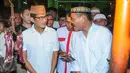 Wakil Gubernur terpilih DKI Jakarta Sandiaga Uno berbincang dengan pengurus Pasar Jatinegara, Jakarta Timur, Jumat (12/5). Sandiaga ke Pasar Jatinegara untuk meninjau harga kebutuhan pokok menjelang Lebaran. (Liputan6.com/Yoppy Renato)