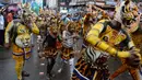 Sejumlah peserta dengan tubuh dilukis seperti harimau saat ambil bagian dalam 'Pulikali', atau tarian harimau, di Thrissur, India (7/9). Acara kesenian rakyat ini diadakan setiap tahun di kota selama festival 'Onam'. (AFP Photo/Arun Sankar)