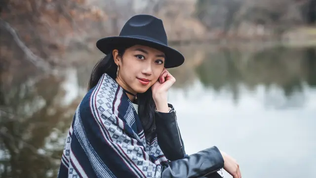 perempuan pakai topi tersenyum kepribadian zodiak