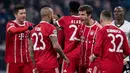 Para pemain Bayern Munchen merayakan gol yang dicetak Thomas Mueller ke gawang Besiktas pada laga Liga Champions di Stadion Allianz Arena, Munchen, Selasa (20/2/2018). Munchen menang 5-0 atas Besiktas. (AFP/Sven Hoppe)