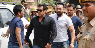 Salman Khan harus merasakan dinginnya penjara lantaran kesalahannya yang dilakukan 20 tahun silam. Saat itu, aktor ternama Bollywood ini melakukan perburuan dan membunuh hewan langka yang dilindungi. (AP/Sunil Verma)