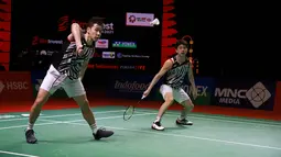 Ganda Putra Indonesia Kevin Sanjaya Sukamuljo dan Marcus Fernaldi Gideon saat melawan pasangan Jepang Takuro Hoki dan Yugo Kobayashi pada Indonesia Open 2021 di Nusa Dua, Bali, Minggu (28/11/2021). Kevin/Marcus meraih juara Indonesia Terbuka 2021 usai menang 21-14, 21-21-18. (HUMAS PP PBSI)