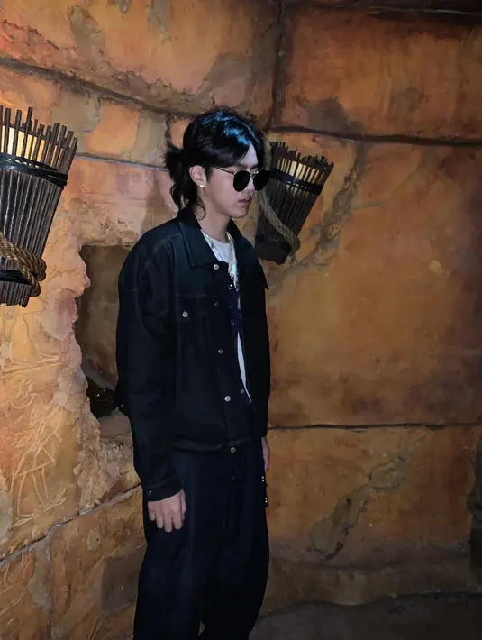 Gaya pakaian santai dari Kris Wu sendiri sering kali dilengkapi dengan jaket dan juga kacamata. Ia juga cukup sering mengunggah aktivitasnya di akun Instagram. (Liputan6.com/IG/@kriswu)