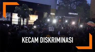 Kecam homofobia dan diskriminasi, warga Kolombia melakukan protes dengan berciuman di pusat kota Bogota.