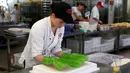 Pembuat kue meletakkan hiasan di atas kue Euro 2016 yang dibuat di sebuah tempat pembuatan kue di Munich, Jerman, Senin (20/6). Beraneka kue bertema Euro 2016 mewarnai perhelatan sepakbola Eropa. (REUTERS/Michaela Rehle)