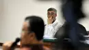 Bahkan Akil pun tertangkap kamera saat mengorek hidungnya yang terasa gatal saat di ruang sidang (Liputan6.com/Johan Tallo)