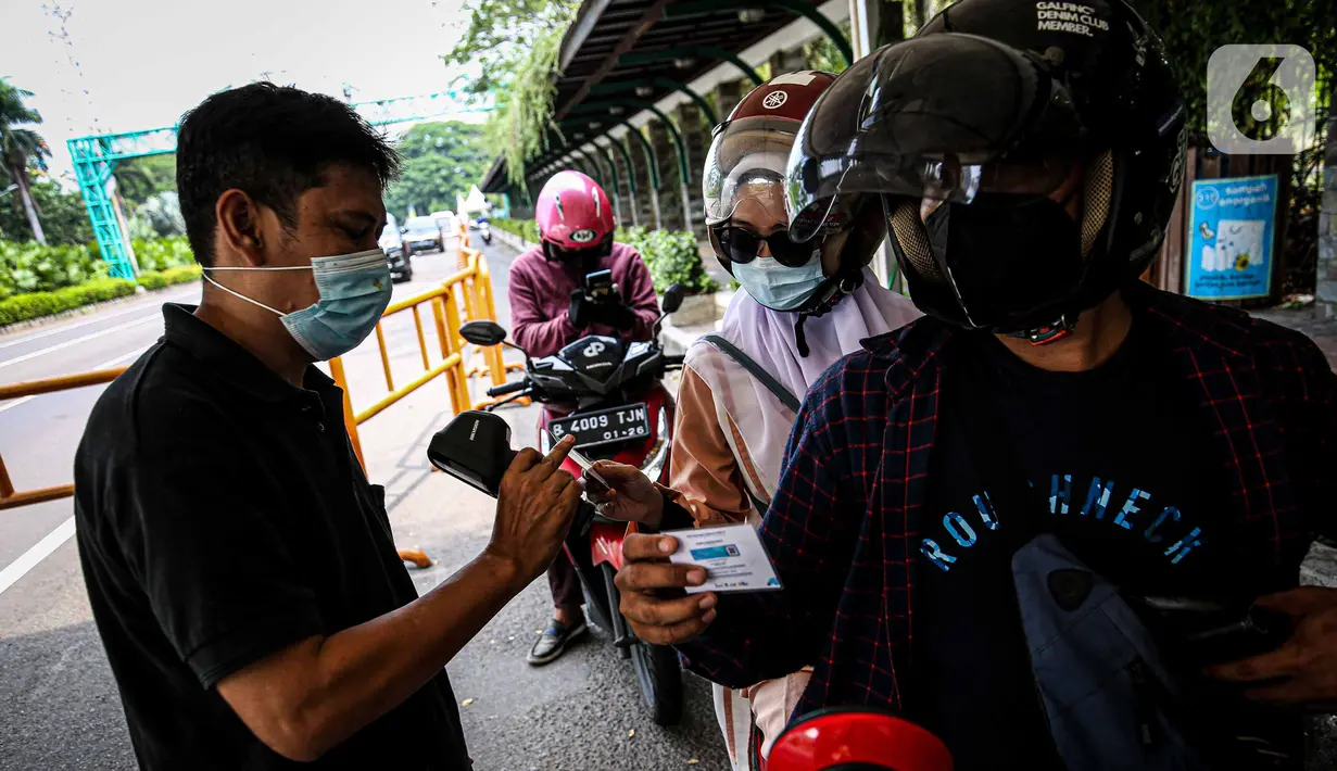 Petugas memeriksa kartu vaksin COVID-19 di Taman Impian Jaya Ancol, Jakarta, Sabtu (11/10/2021).  Uji coba pembukaan itu berdasarkan Kepgub Nomor 1072 Tahun 2021 tentang PPKM Level 3 yang ditandatangani oleh Gubernur DKI Jakarta Anies Baswedan pada 6 September 2021 lalu. (Liputan6.com/Faizal Fanani)