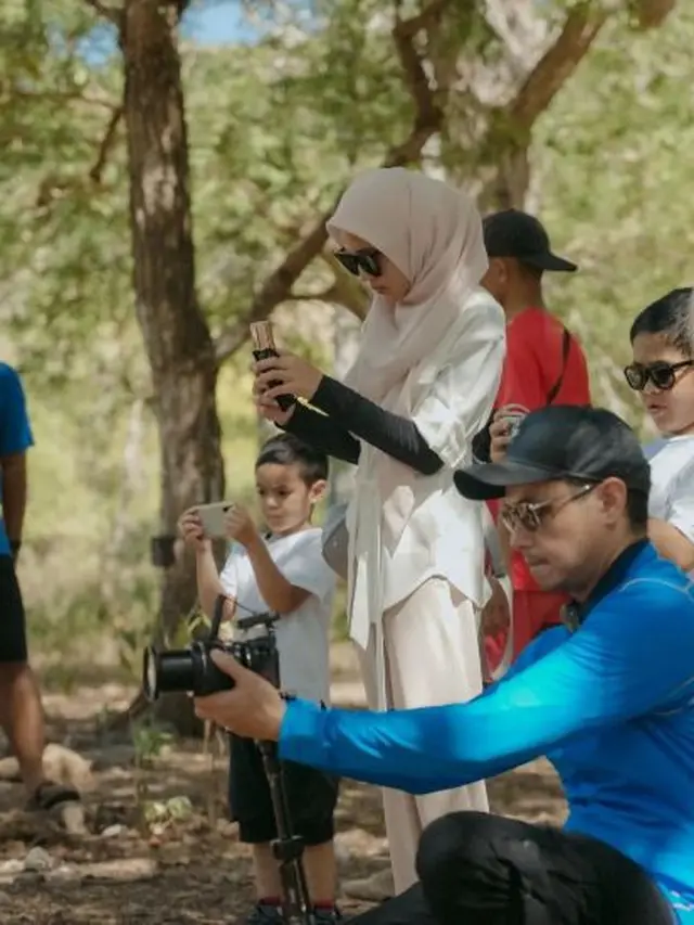 Dude Harlino dan Alyssa Soebandono beserta kedua anak (Instagram/dude2harlino)