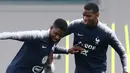 Bek timnas Prancis, Samuel Umtiti berebut bola dengan Paul Pogba saat mengikuti sesi latihan di Glebovets, Rusia, (4/7). Prancis akan bertanding melawan Uruguay pada babak 8 besar Piala Dunia 2018 di Nizhny Novgorod Stadium. (AP Photo/David Vincent)