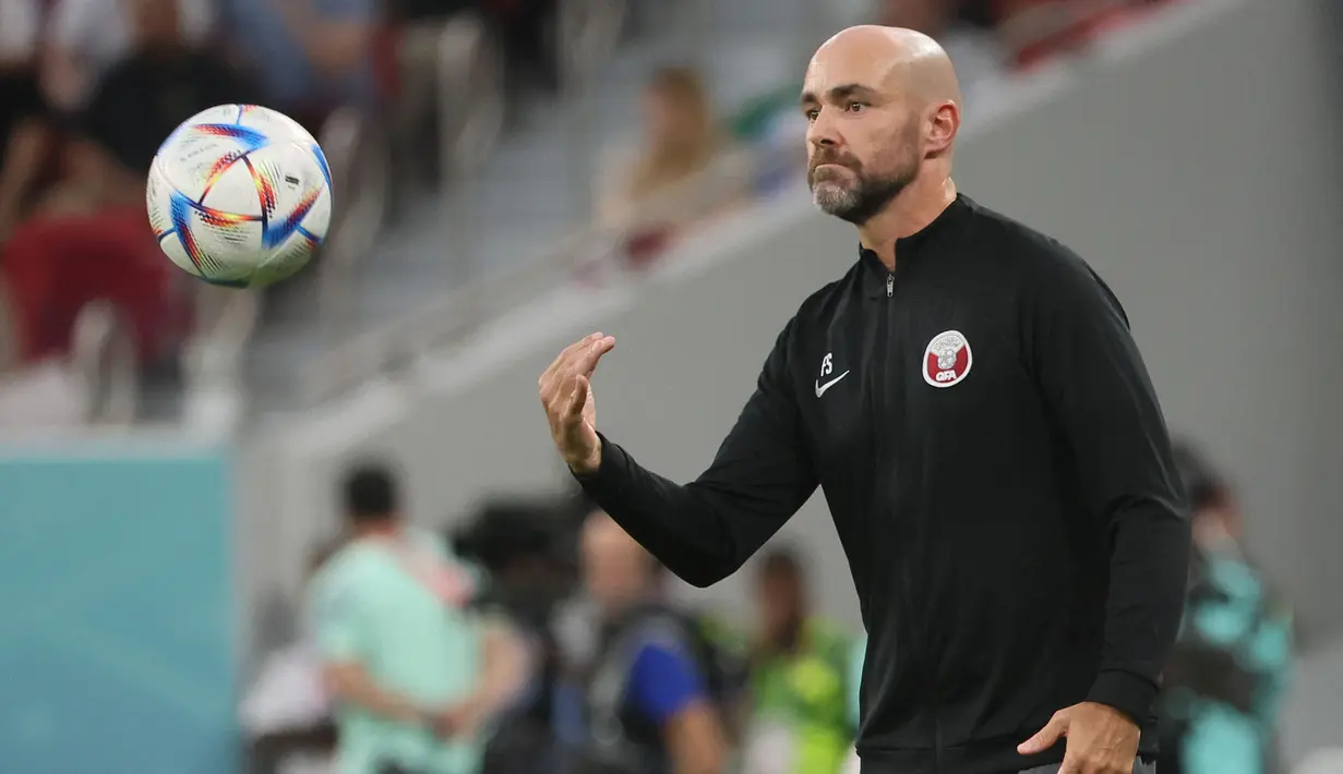Timnas Qatar tampil buruk meski sebagai tuan rumah di Piala Dunia 2022. Bahkan, mereka gagal meraih satu poin pun di laga Grup A. Tidak mengherankan jika Qatar dicap sebagai tuan rumah terburuk sepanjang masa di Piala Dunia. Padahal, Felix Sanchez merupakan salah pelatih yang mendapatkan bayaran yang cukup tinggi, yakni 2,5 juta pound sterling atau Rp47 miliar per tahun. (AFP/Karim Jaafar)